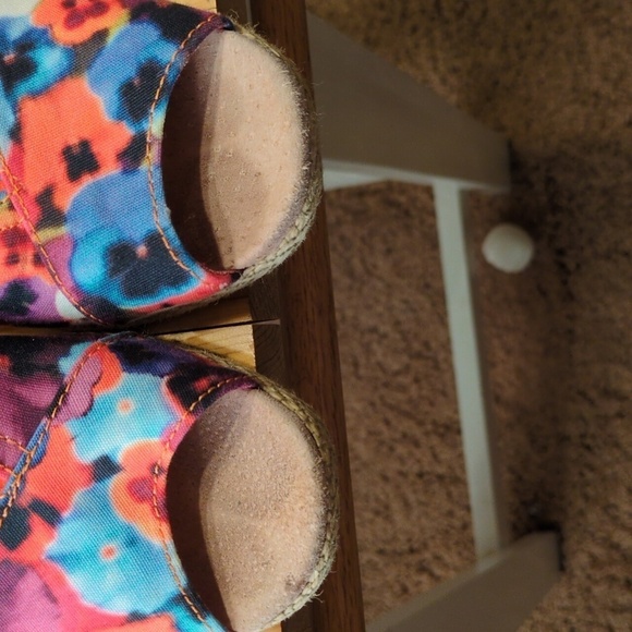 Step into Summer with Toms Oahu Espadrille: Perfect Blend of Style and Comfort - Picture 3 of 15